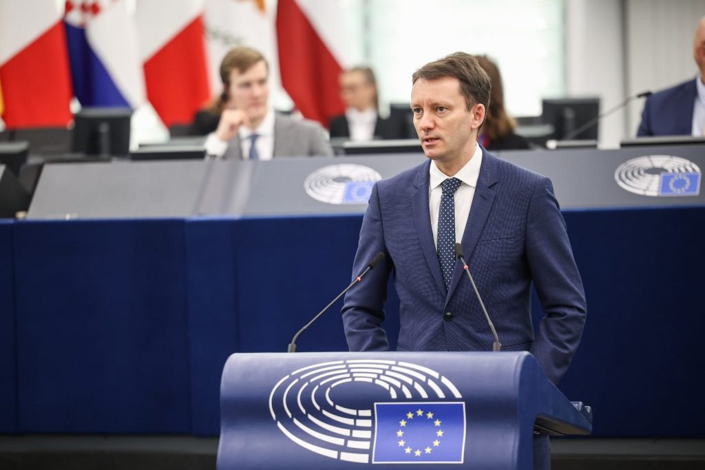 Realegerea Ursulei von der Leyen în fruntea Comisiei Europene: O luptă tensionată și un discurs memorabil 4 siegfried muresan plenul pe foto facebook siegfried muresan