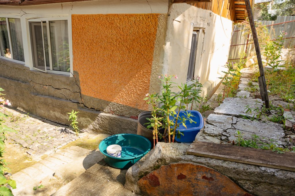 REPORTAJ Orașul prahovean Slănic se scufundă în saramură. „Exploatarea este haotică în mină!”, acuză localnicii. Ce spune compania Salrom despre situație 8 slanic prahova surpari teren s 31 1