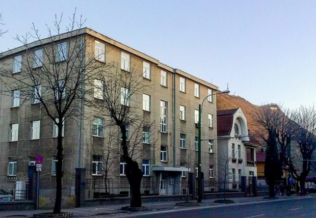 Medicul din Braşov prins în flagrant când primea mită 200 de lei a fost arestat preventiv