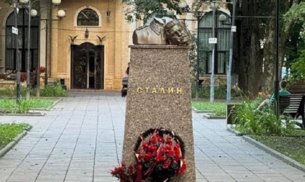 Un bust al lui Stalin din apropiere de Moscova, decapitat cu barosul. VIDEO