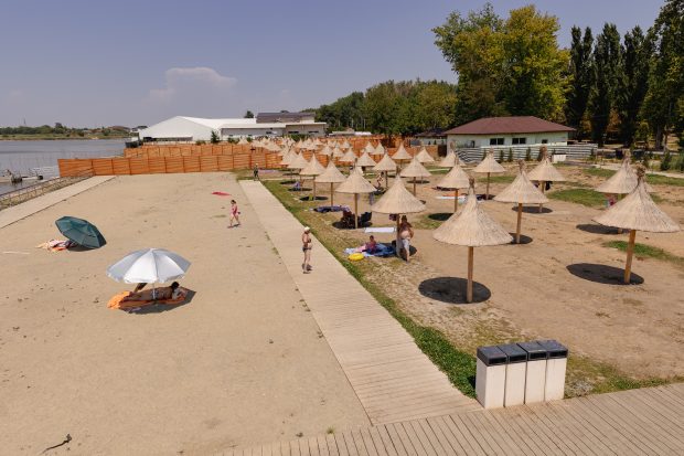 FOTOREPORTAJ. Marea Moartă din inima Ialomiței. Se întorc turiștii la Amara, pe plajele reabilitate cu fonduri europene