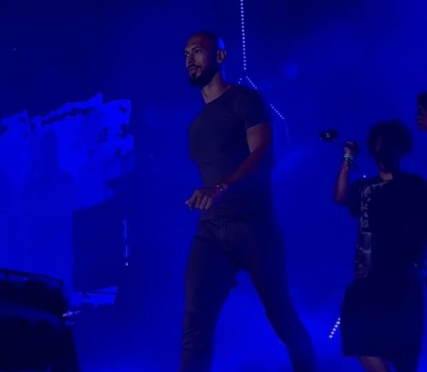 „Beach, Please”: Andrew Tate, judecat pentru viol, chemat pe scenă de rapperul French Montana. „Faceți zgomot pentru fratele meu”