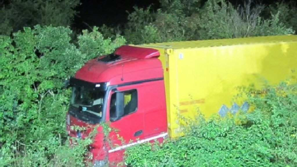 Un șofer găsit cu camionul în tufișuri, lângă austostradă, a adormit de mai multe ori în timp ce încerca să sufle în alcooltest, în Germania 1 tir 1