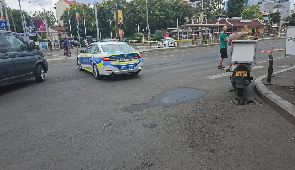 O schelă de pe un bloc turn stă să cadă în centrul Capitalei. Traficul a fost blocat de polițiști VIDEO