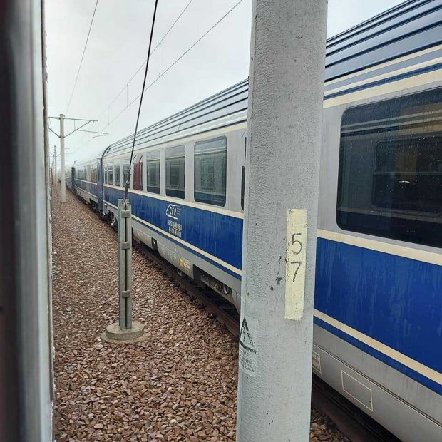 Incident feroviar grav: un tren de călători și unul de marfă au intrat pe aceeași linie. Trafic blocat între staţiile Drăgăneşti Olt şi Fărcaşele