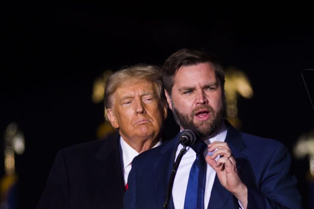 JD Vance, alesul lui Trump pentru vicepreşedinţie, îşi atacă rivalul democrat comentând o scenă în care Tim Walz îi strânge bărbăteşte mâna soţiei sale: „Ei sunt cei ciudaţi”