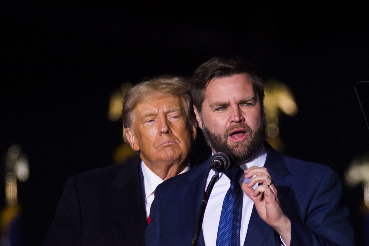 JD Vance, Alesul Lui Trump Pentru Vicepreşedinţie, îşi Atacă Rivalul Democrat Comentând O Scenă în Care Tim Walz îi Strânge Bărbăteşte Mâna Soţiei Sale: „Ei Sunt Cei Ciudaţi”