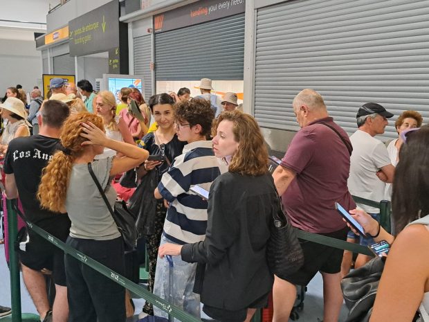 Zeci de turiști români, blocați pe aeroportul din Lisabona după ce o cursă Wizz Air s-a anulat. „Nu ne-a spus nimeni nimic, nu ne ajută nimeni”