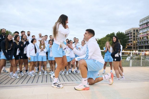 Un sportiv argentinian și-a cerut în căsătorie iubita, aflată și ea în delegația de la JO 2024, la fotografia de grup din Satul Olimpic