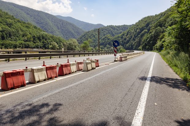 Circulaţia rutieră va fi închisă, în reprize, pe trei sectoare ale DN 7, între Râmnicu Vâlcea şi Sibiu, până în 25 octombrie