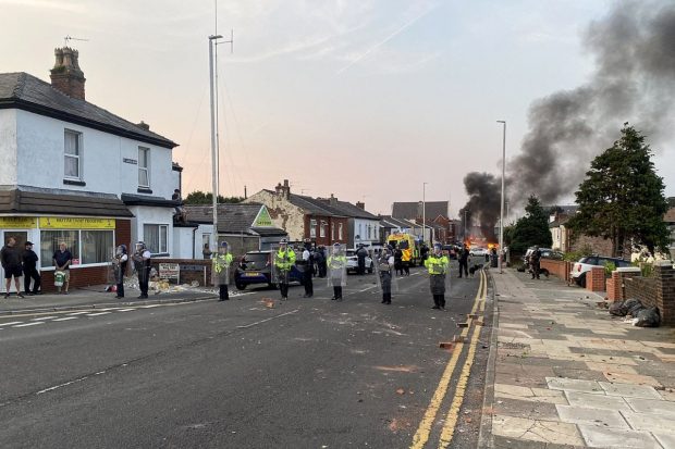 Confruntări violente în timpul unui priveghi pentru copiii uciși în atacul cu cuțitul din Southport. 39 de polițiști au fost răniți