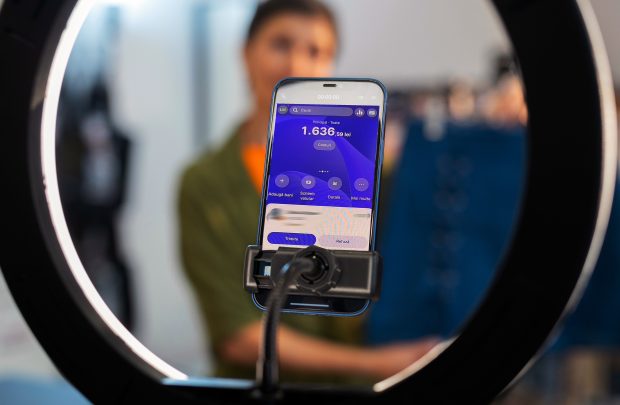 Mii de lei făcuți în câteva ore din cerșit pe TikTok: „Donați, donați, 5 lei, 10 lei!”