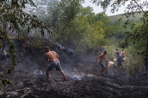 FOTOREPORTAJ Incendiu de vegetație la Drăganu, Argeș. Alături de pompieri, localnicii au sărit să ajute și ei, cu furtunuri, găleți și lopeți, în lupta cu focul care amenința casele