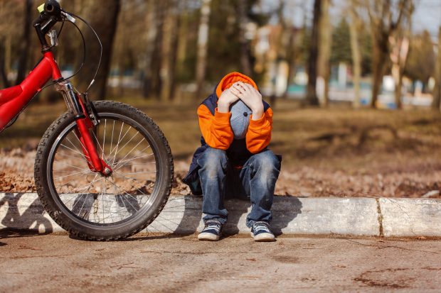 Părinții divorțați care au de plătit daune uriașe pentru accidentul produs cu bicicleta de băiatul lor de 10 ani: „Deciziile asupra copilului minor se iau în comun”
