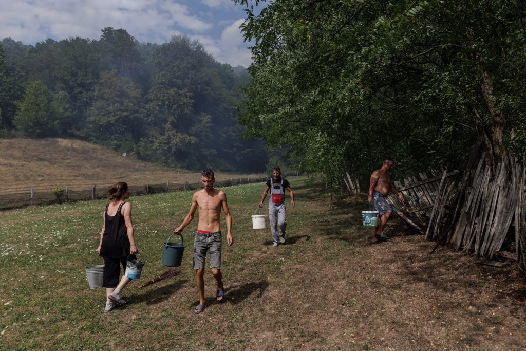 15 stafeta binelui oamenii au carat apa cu galetile sa stinga focarele