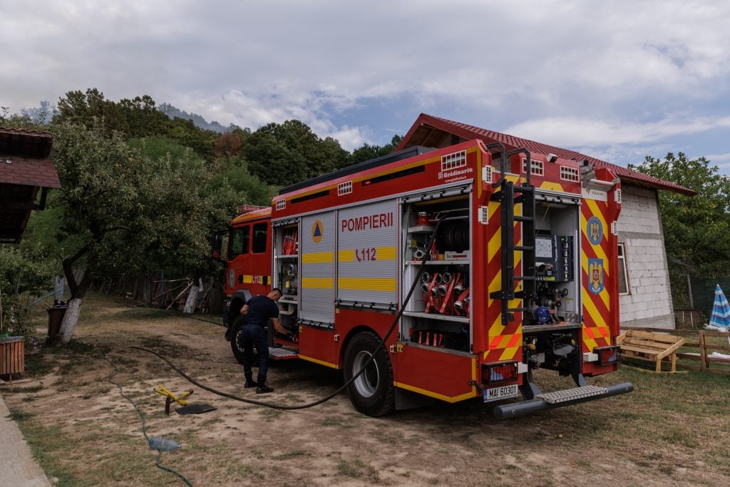 16 autospeciala pompierilor a intrat si in curtea vecina