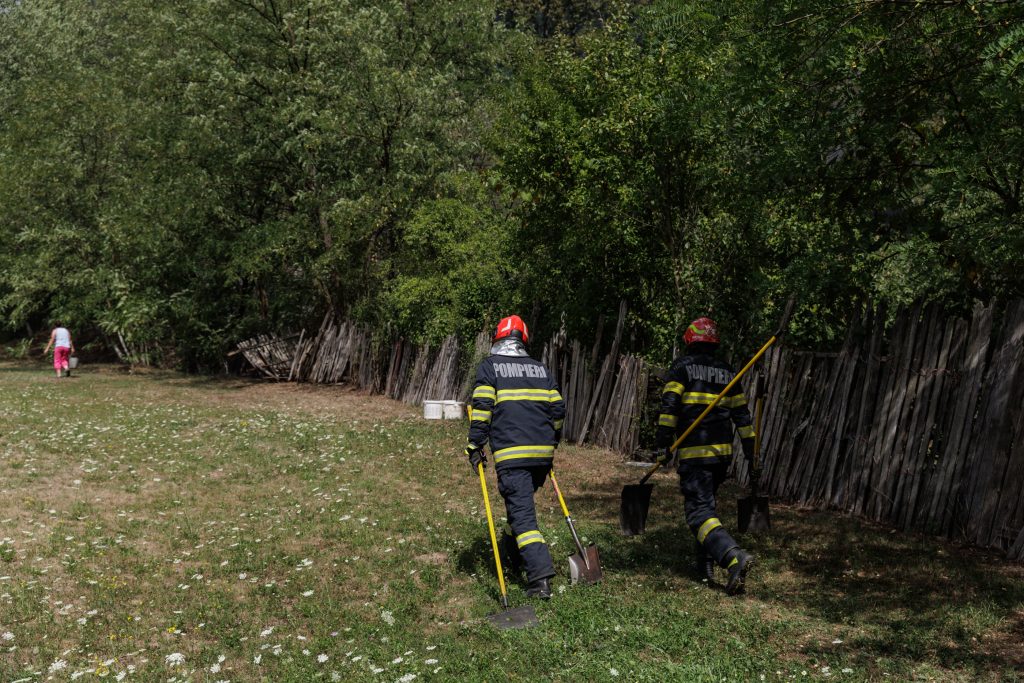 17 pompierii au carat echipamentul pana in marginea padurii