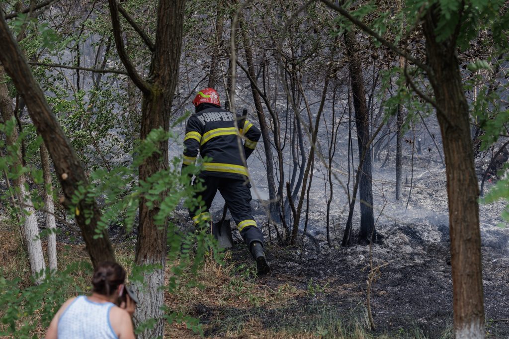 19 un pompier cauta eventuale focare de incendiu