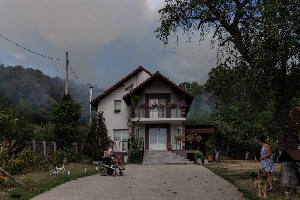 2 primul gest al femeii care locuieste langa casa incendiata a fost sa lege cainii sa poata intra salvatorii