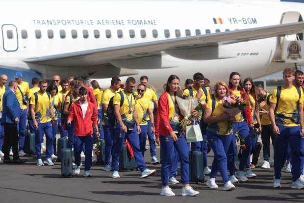 Canotorii medaliați la Jocurile Olimpice și gimnaștii s-au întors în România