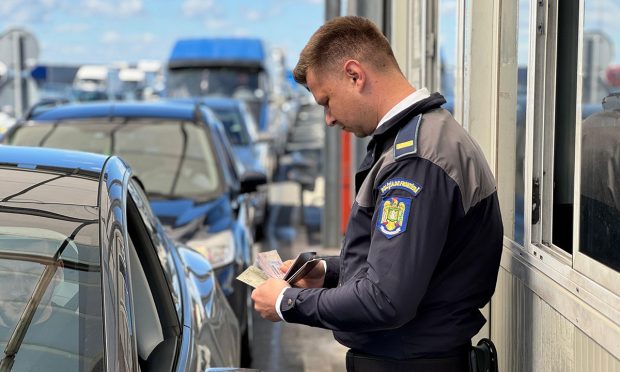 Aglomeraţie la ieşirea din ţară spre Ungaria. Timpii de aşteptare ajung la o oră şi jumătate