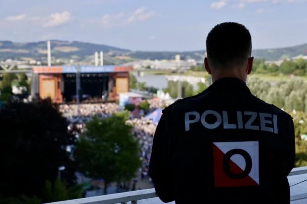 Atac cu cuțitul într-un centru de cazare pentru refugiați din Austria: deranjat că vecinul de cameră sforăie prea tare