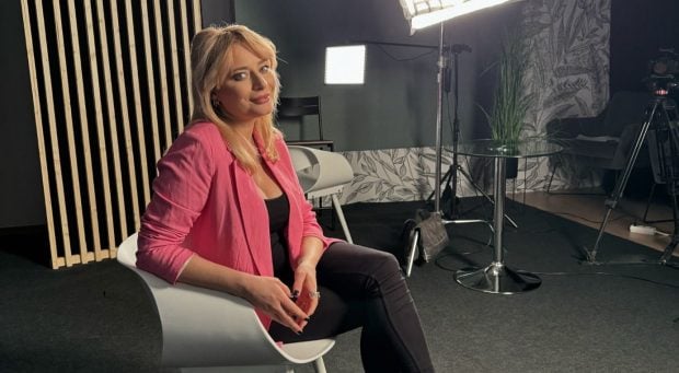 Laura Cosoi s-a întors deja la filmări. Vedeta a născut în urmă cu 9 zile, cea de-a patra fetiță. Cum arată acum!