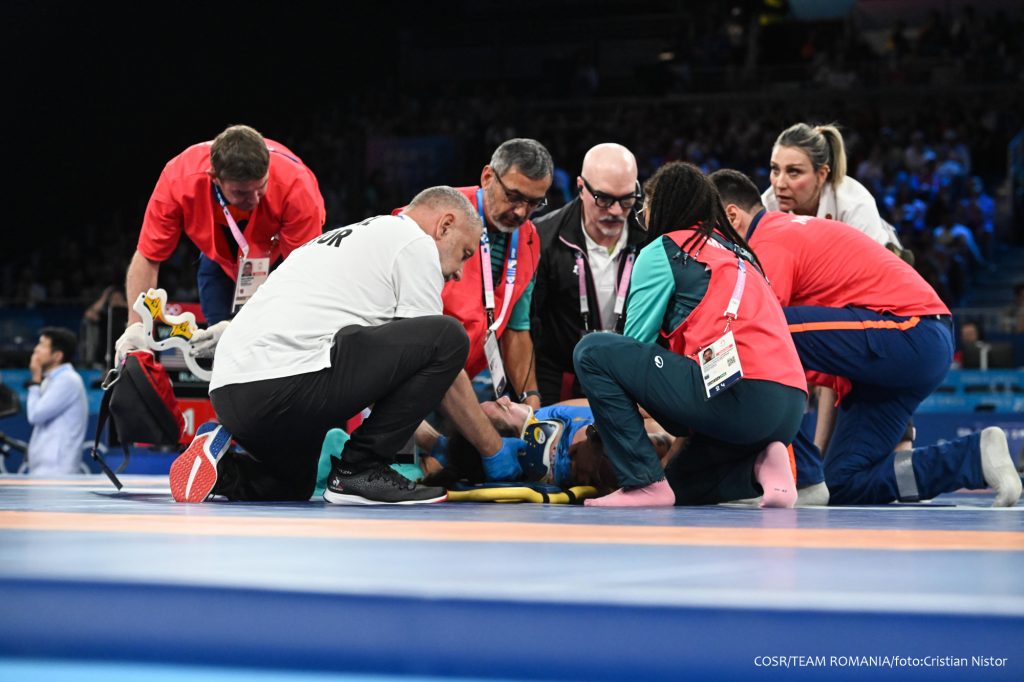 Cătălina Axente, accidentare gravă în timpul luptei de la JO 2024. A fost transportată la spital cu traumatism la cervicală 4 45477118710057196746847555927600336400818859n