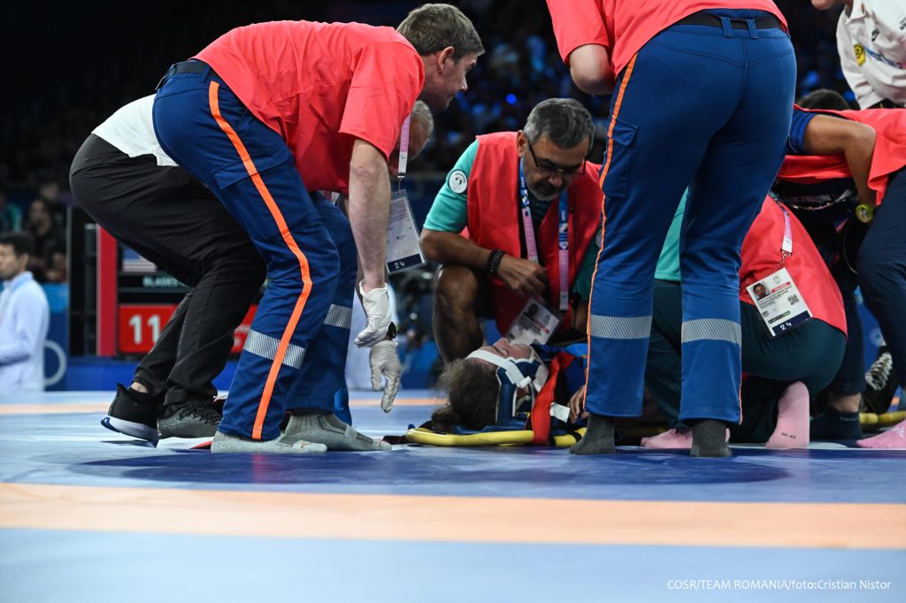 Cătălina Axente, accidentare gravă în timpul luptei de la JO 2024. A fost transportată la spital cu traumatism la cervicală 3 45496986210057198180180749191763508081610960n