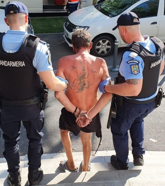 Incident lângă Ambasada Franței. Bărbat înarmat cu foarfeci şi o şurubelniţă care ameninţa trecătorii, imobilizat de jandarmi