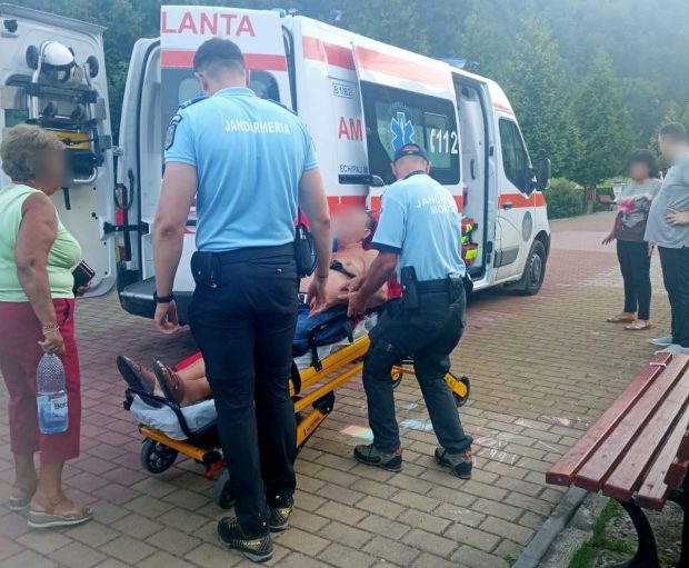 Turist înţepat de albine la Slănic Moldova, salvat de jandarmi, după ce a făcut o reacţie alergică