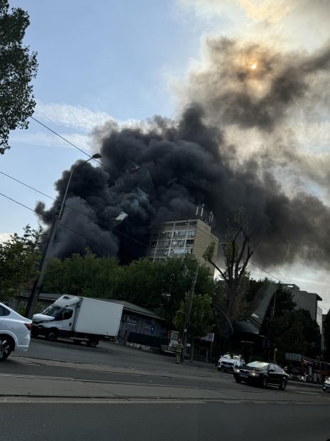 Incendiu major la o casă aflată între blocuri, în Sectorul 3 al Capitalei. 40 de persoane, evacuate