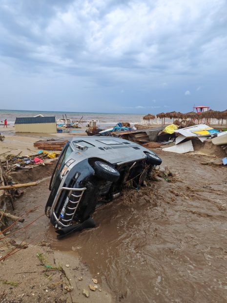 Urmările ploilor puternice de pe litoral. La Mangalia au căzut 200 l/mp. Maşini luate de apă, inundaţii în mai multe staţiuni: dezastru la Venus şi Vama Veche