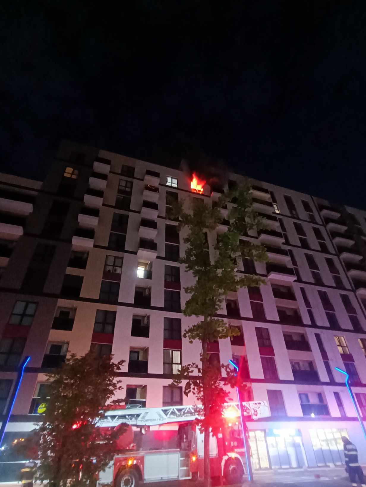 Incendiu La Un Apartament De La Etajul 9 Al Unui Bloc Din Sectorul 1. Patru Persoane Expuse La Fum, Evacuate