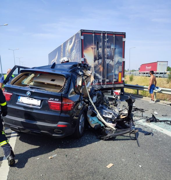 Un șofer a rămas încarcerat pe A1, după ce s-a izbit cu mașina de un TIR. Cum s-a produs impactul violent