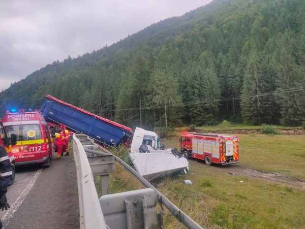 Accident cu două camioane şi o autoutilitară, în Bistriţa. Unul dintre şoferi a fost găsit decedat în cabina distrusă