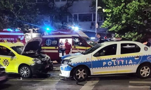 Accident grav în București: o mașină de poliție a ricoșat în doi pietoni care traversau strada. Un copil de 3 luni a ajuns la spital