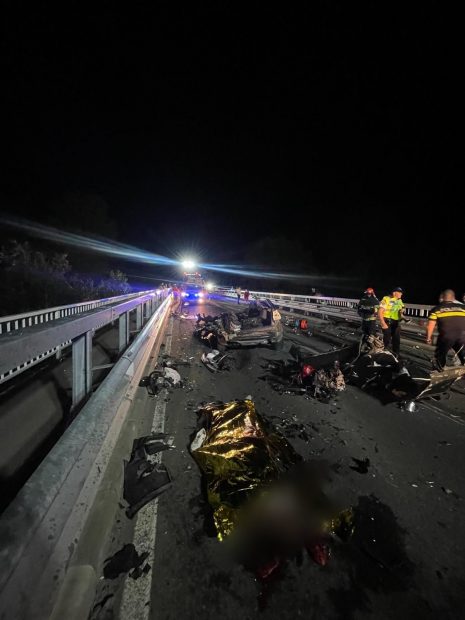 Cinci morți și un rănit grav, într-un accident rutier produs în apropiere de Geoagiu. Un tânăr de 15 ani, acroșat de mașină | VIDEO