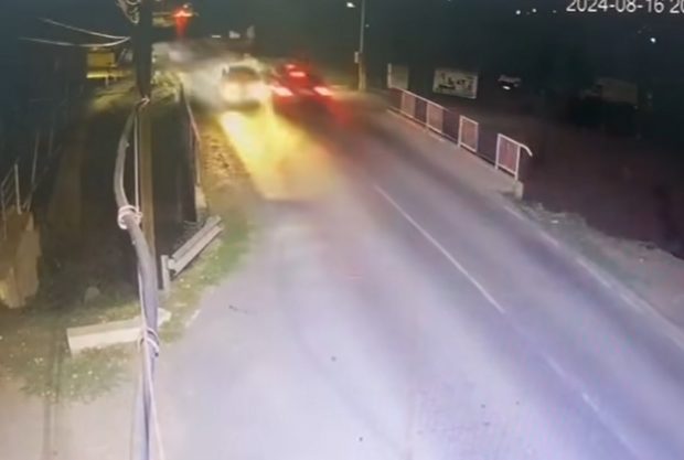 Accident grav în Galați. Momentul în care o mașină este aruncată de pe un pod după ce este lovită violent de alt autoturism