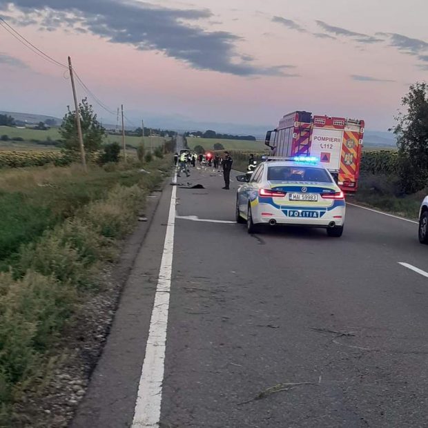 Doi bărbați au murit după ce căruța în care se aflau a fost lovită de o mașină pe un drum din Neamț