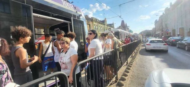 O femeie și-a pierdut o mână după ce a fost lovită de tramvai pe un bulevard din Timișoara