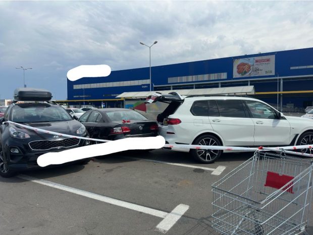 O femeie a fost accidentată de propria maşină, în care se aflau cei doi copii, în timp ce punea cumpărăturile în portbagaj