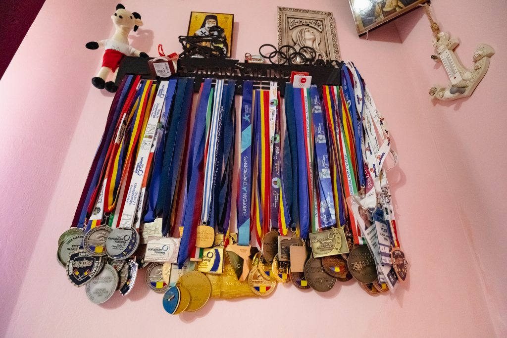 REPORTAJ Campioana olimpică la canotaj Adriana Adam s-a născut în noaptea de Înviere, pe treptele Poliției din Văleni, Vaslui: „Multă muncă, mult stres, mult plâns s-ajungă unde vrea ea!” 14 adriana ailincai olimpiada p 12