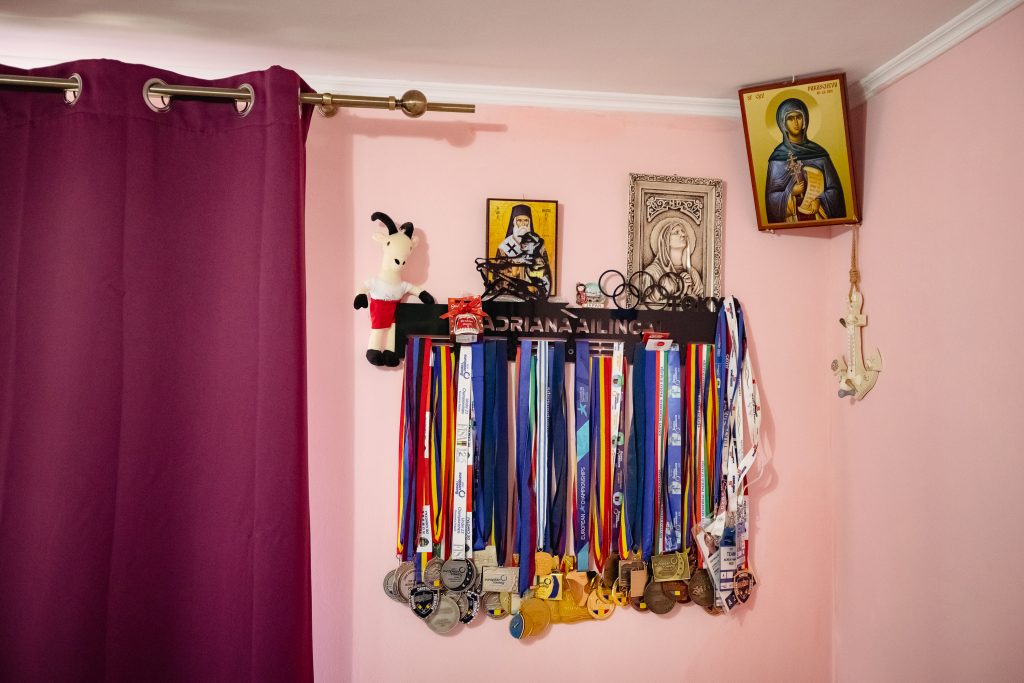 REPORTAJ Campioana olimpică la canotaj Adriana Adam s-a născut în noaptea de Înviere, pe treptele Poliției din Văleni, Vaslui: „Multă muncă, mult stres, mult plâns s-ajungă unde vrea ea!” 16 adriana ailincai olimpiada p 14