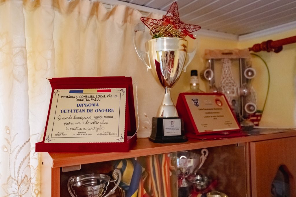 REPORTAJ Campioana olimpică la canotaj Adriana Adam s-a născut în noaptea de Înviere, pe treptele Poliției din Văleni, Vaslui: „Multă muncă, mult stres, mult plâns s-ajungă unde vrea ea!” 18 adriana ailincai olimpiada p 16