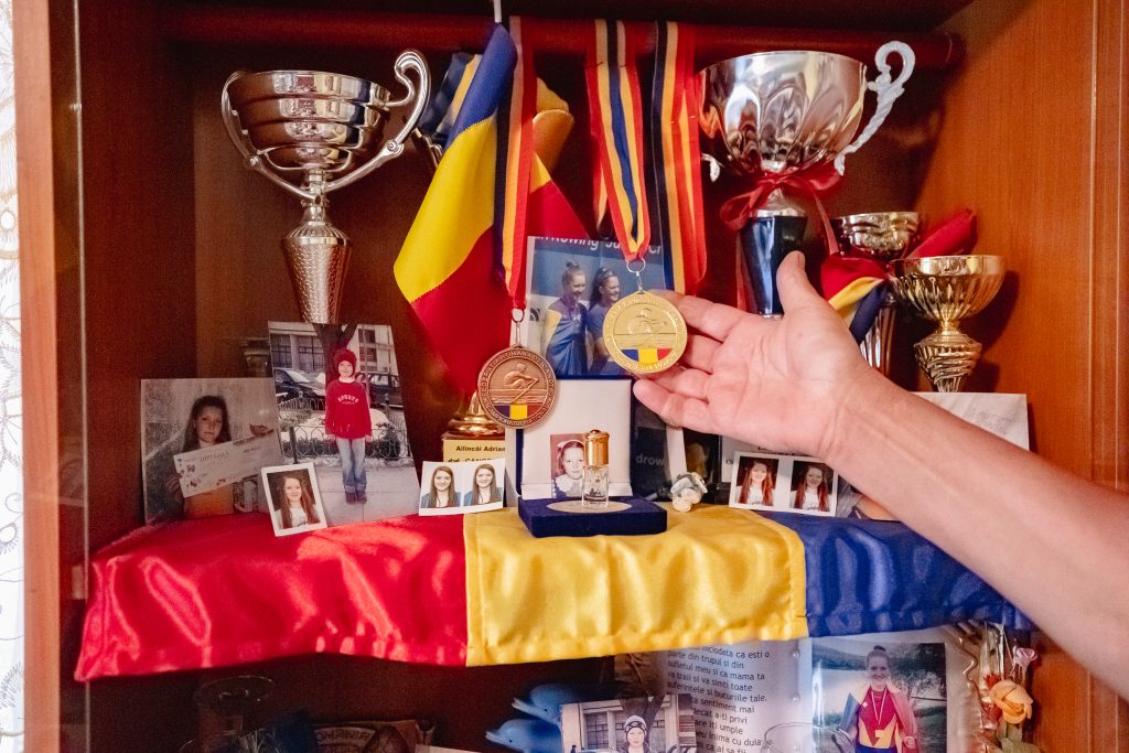 REPORTAJ Campioana olimpică la canotaj Adriana Adam s-a născut în noaptea de Înviere, pe treptele Poliției din Văleni, Vaslui: „Multă muncă, mult stres, mult plâns s-ajungă unde vrea ea!” 19 adriana ailincai olimpiada p 17