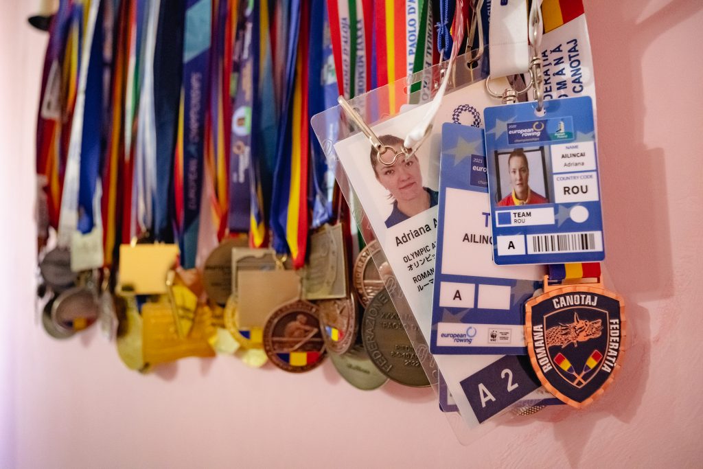 REPORTAJ Campioana olimpică la canotaj Adriana Adam s-a născut în noaptea de Înviere, pe treptele Poliției din Văleni, Vaslui: „Multă muncă, mult stres, mult plâns s-ajungă unde vrea ea!” 22 adriana ailincai olimpiada p 29