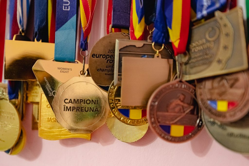 REPORTAJ Campioana olimpică la canotaj Adriana Adam s-a născut în noaptea de Înviere, pe treptele Poliției din Văleni, Vaslui: „Multă muncă, mult stres, mult plâns s-ajungă unde vrea ea!” 23 adriana ailincai olimpiada p 30