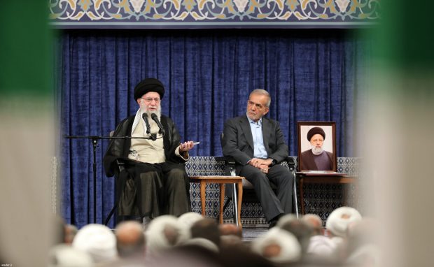 Noul președinte iranian, Masoud Pezeshkian, îl roagă pe ayatollahul Ali Khamenei să  evite un război cu Israelul | Iran International