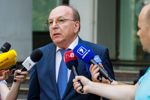 MAE de la Chişinău a expulzat un diplomat rus în cazul de spionaj care a dus la percheziţii în Parlament și la reținerea a doi oficiali moldoveni